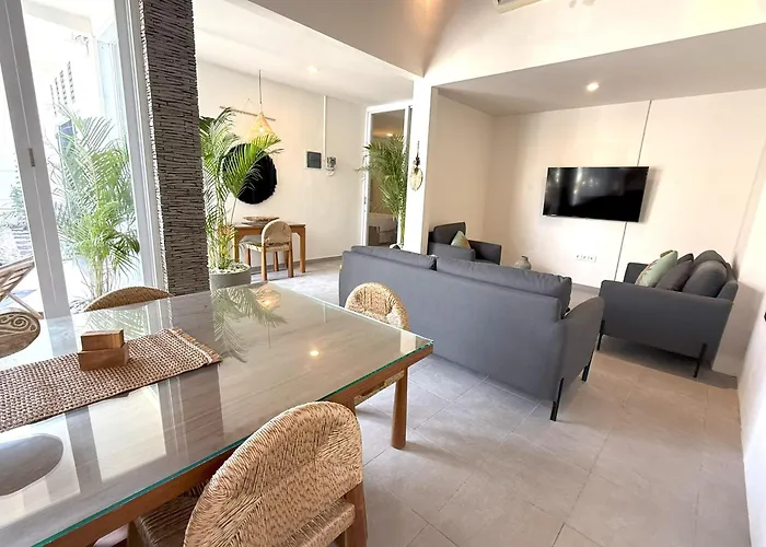 Kas Legian - 6 Bedroom Вилла Семиньяк