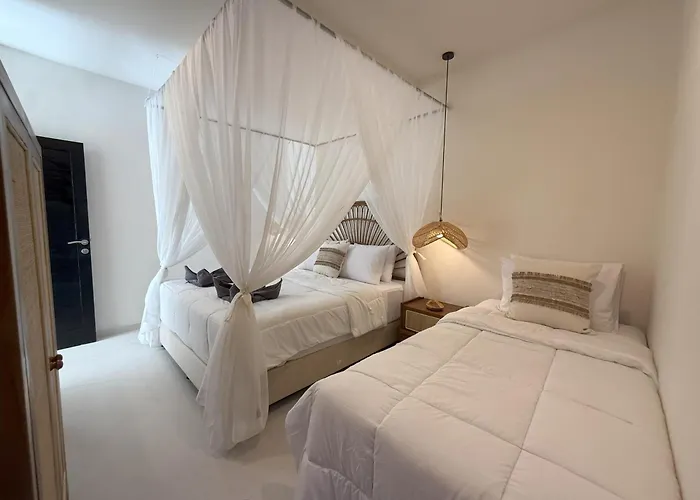 Kas Legian - 6 Bedroom Вилла
